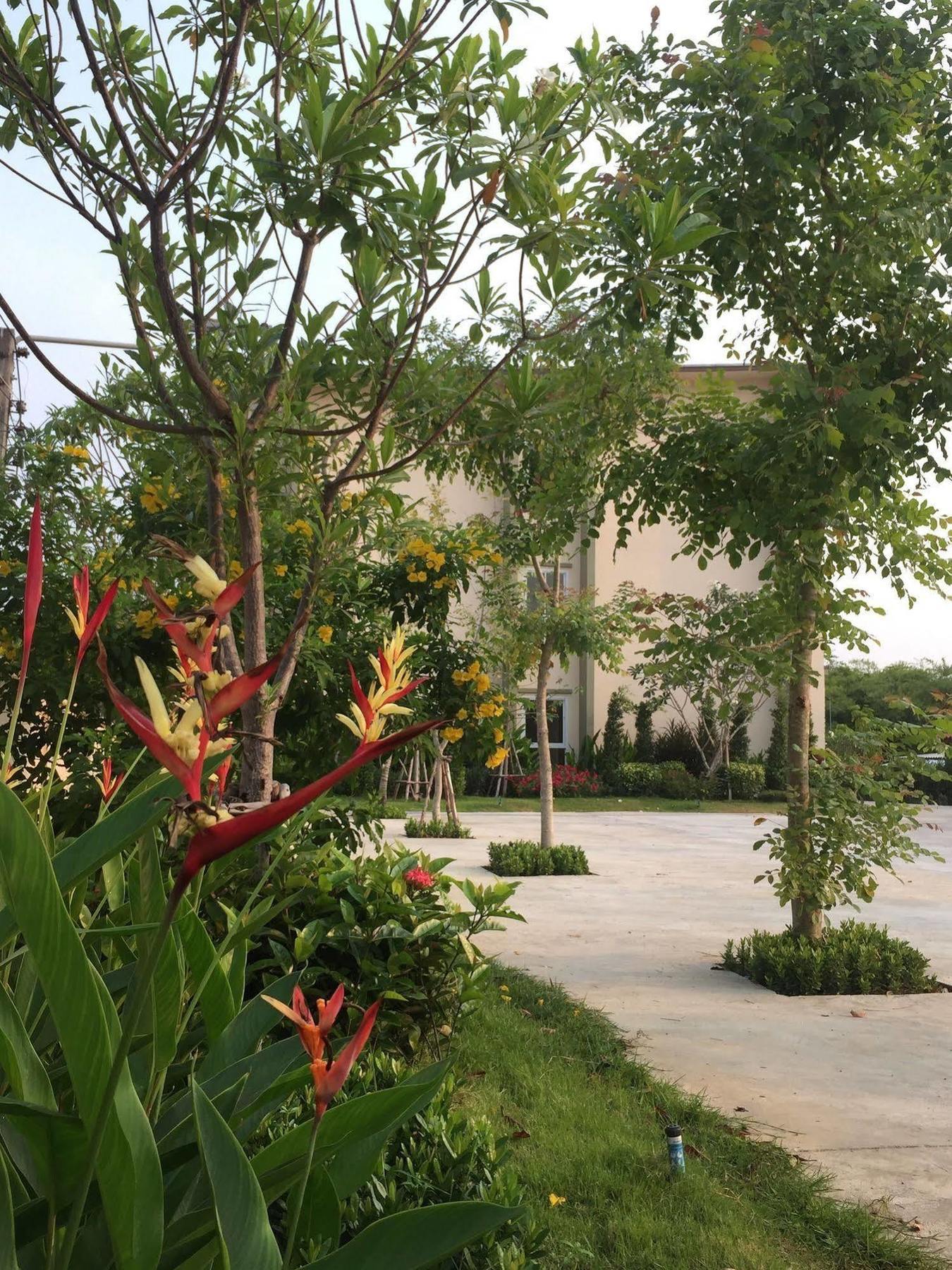 Oyo 306 Paradise Park Laemchabang Сирача Экстерьер фото